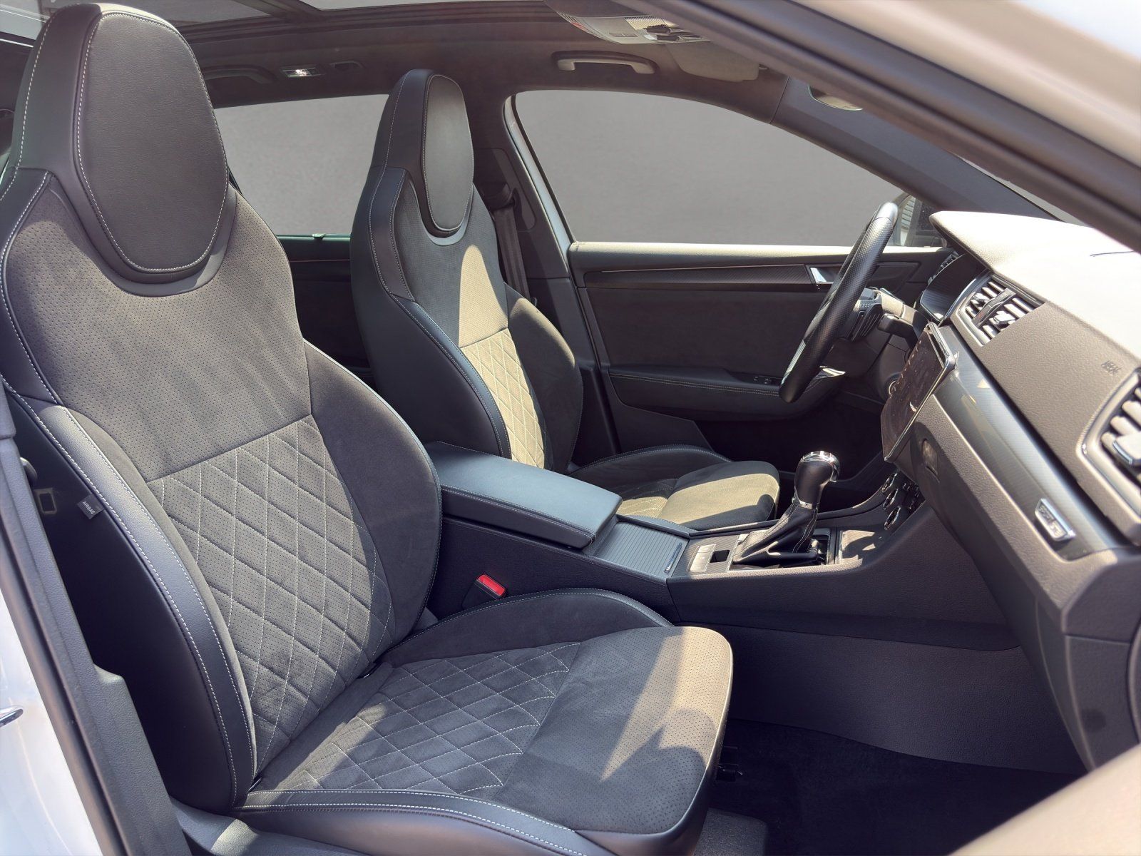 Fahrzeugabbildung SKODA Superb Combi 2.0 TSI Sportline 4x4/AHK/PANO/360°