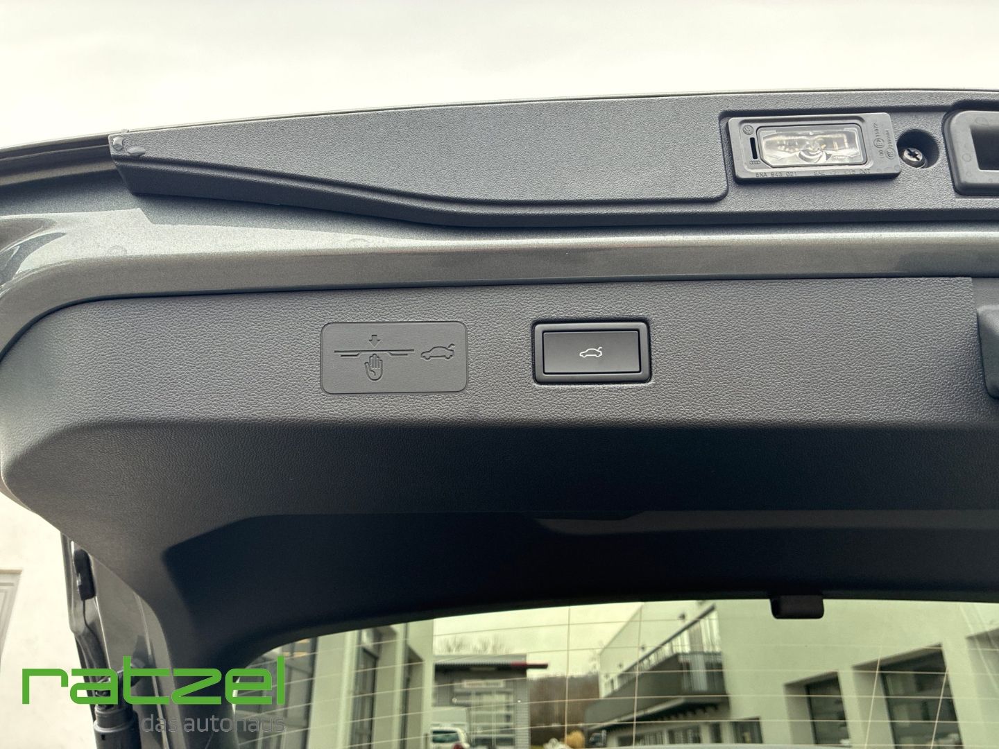 Fahrzeugabbildung Volkswagen T-Roc R-LINE 1.5 eTSI PANO+Allwetter+IQ.Light