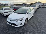 Toyota Avensis Combi 2,0-l-D-4D Life - weiße Toyota Avensis