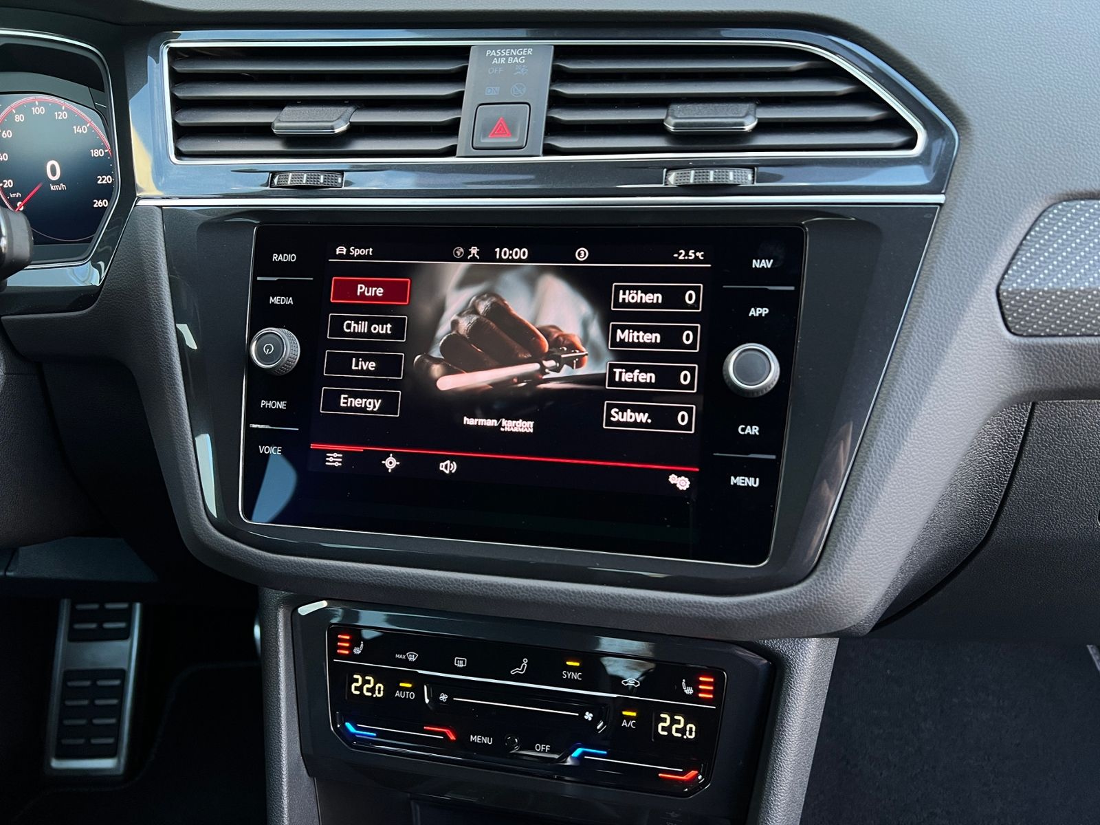 Fahrzeugabbildung Volkswagen Tiguan R-Line 1.5 TSI DSG *AHK, IQ-Light, Black