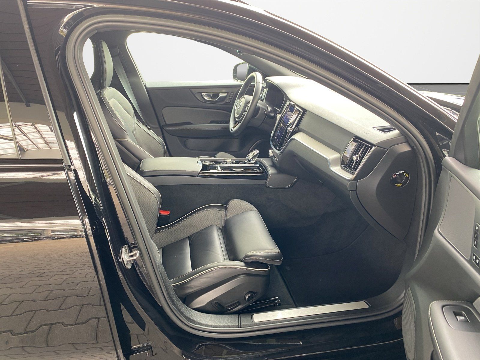 Volvo V60 T8 Plus Dark AWD*AHK*RFK*MMY*SHZ*StHzg* foto 12