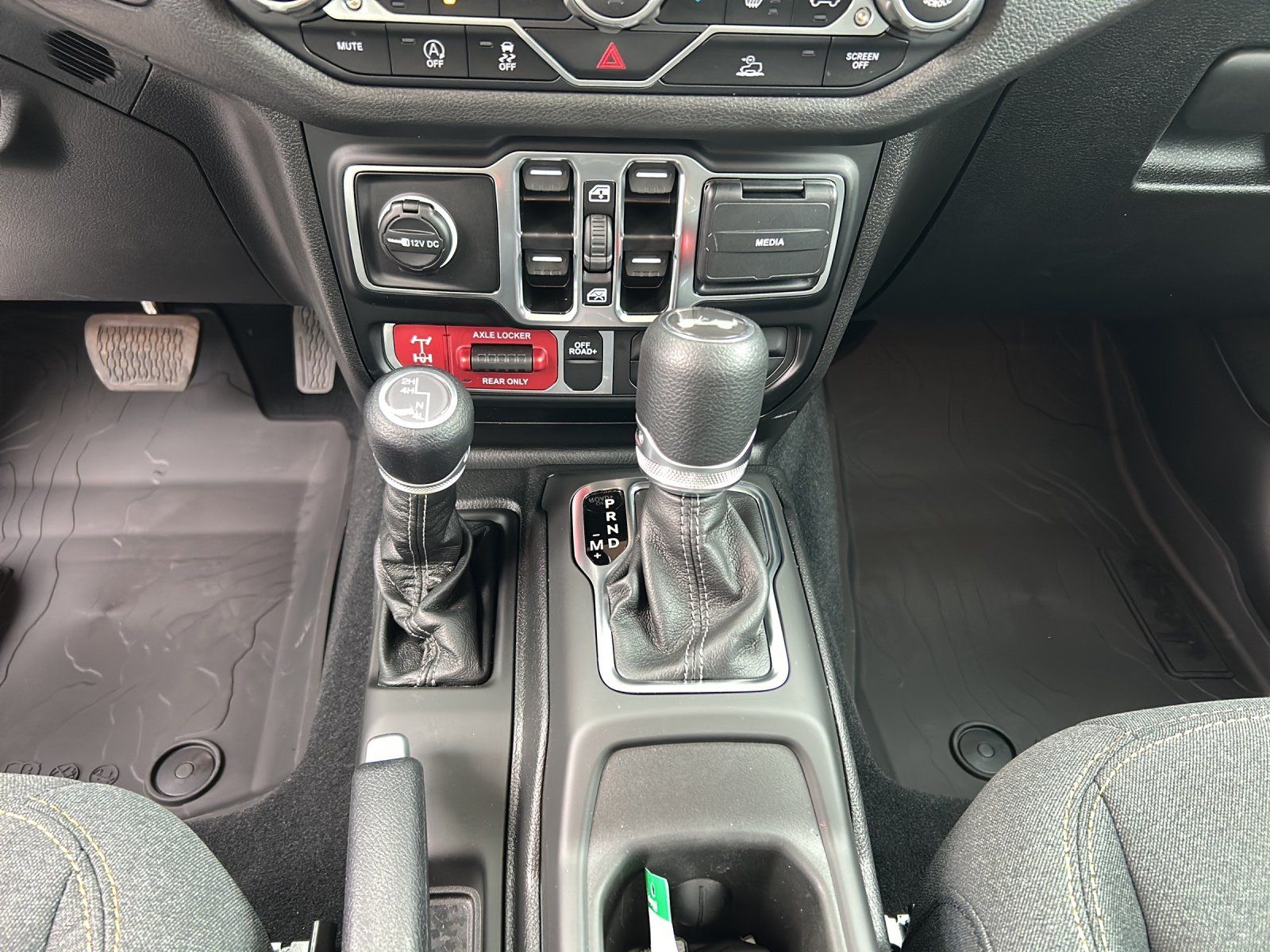 Fahrzeugabbildung Jeep Wrangler 3.6 Willys 4 Door 4x4 V6 SHZ/NAVI/AHK/L