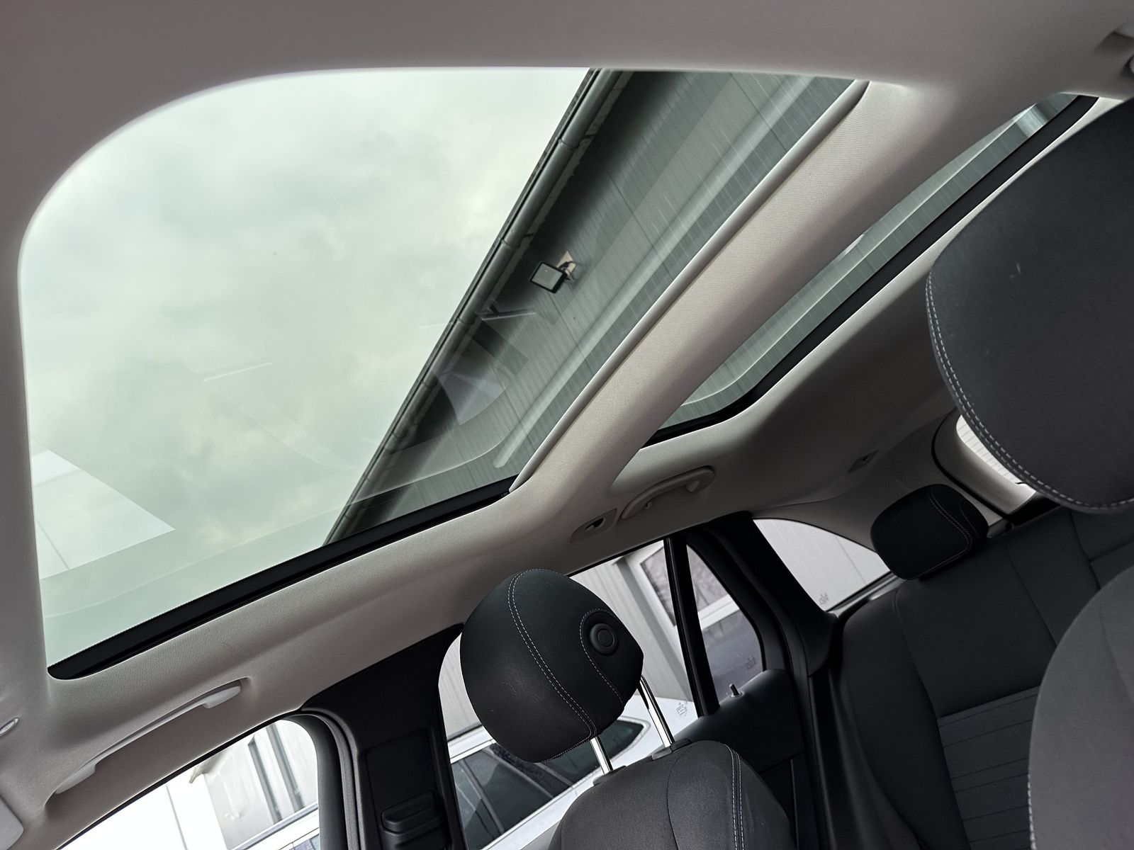 Fahrzeugabbildung Mercedes-Benz GLC 300d 4Matic NAV+LED+AHK+PANORAMA+CARPLAY+KAM