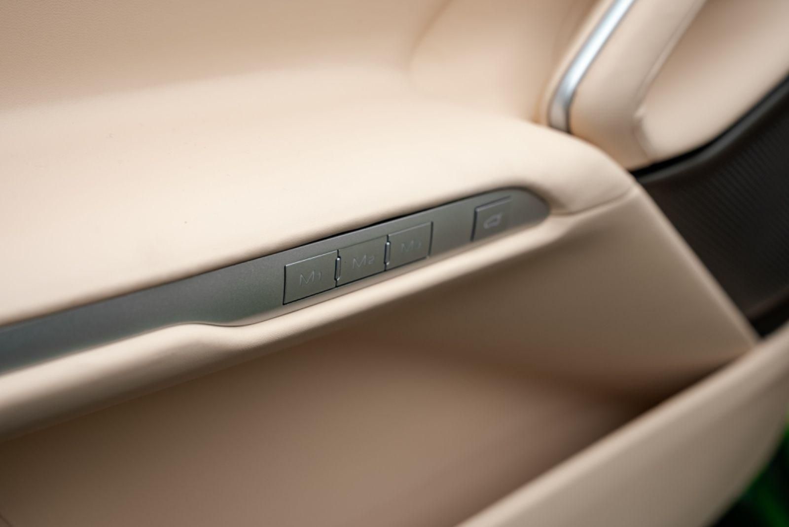 Fahrzeugabbildung Ferrari Purosangue V12 FULL CARBON/LIFT/MASSAGE/STOCK