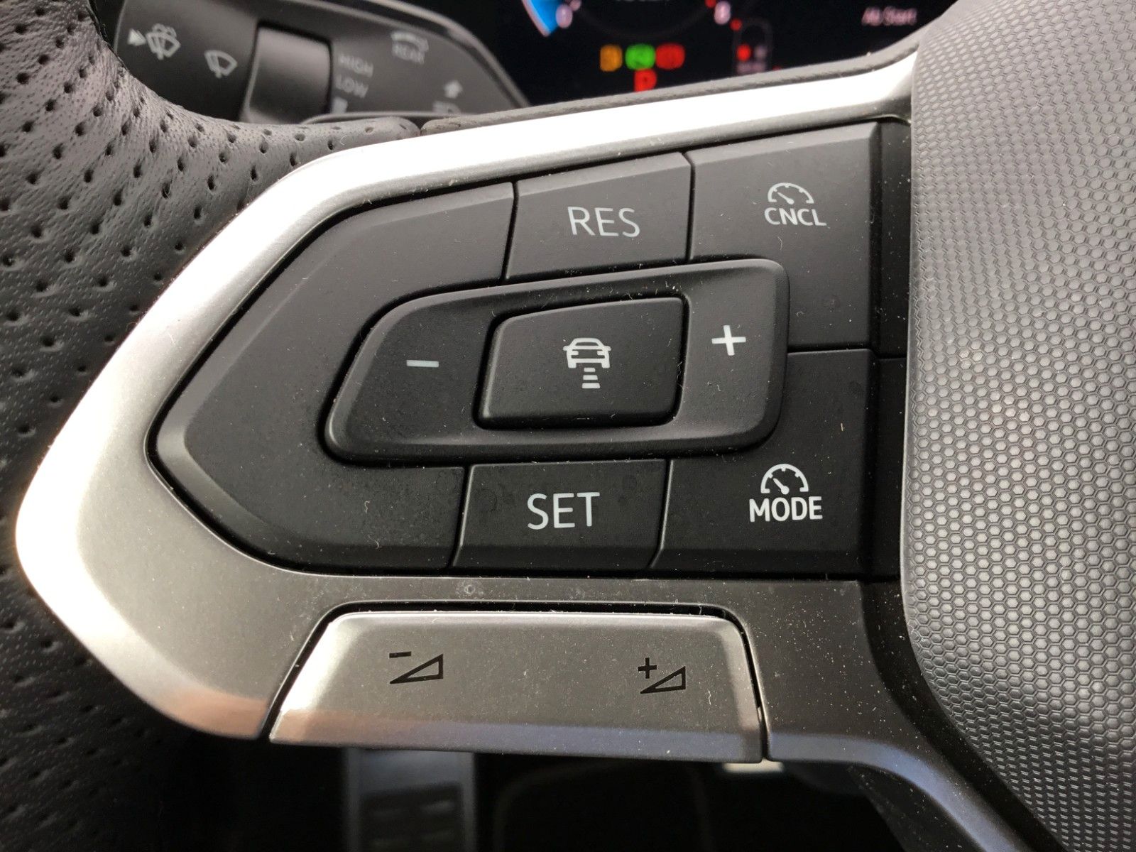 Fahrzeugabbildung Volkswagen Tayron 2.0 TSI DSG 4M R-Line+7S+Pano+AHK+Headup