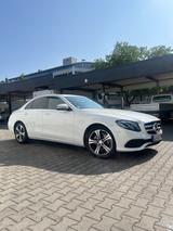 Mercedes-Benz E200 - Mercedes-Benz 200 mit Benzin-Antrieb: Limousine