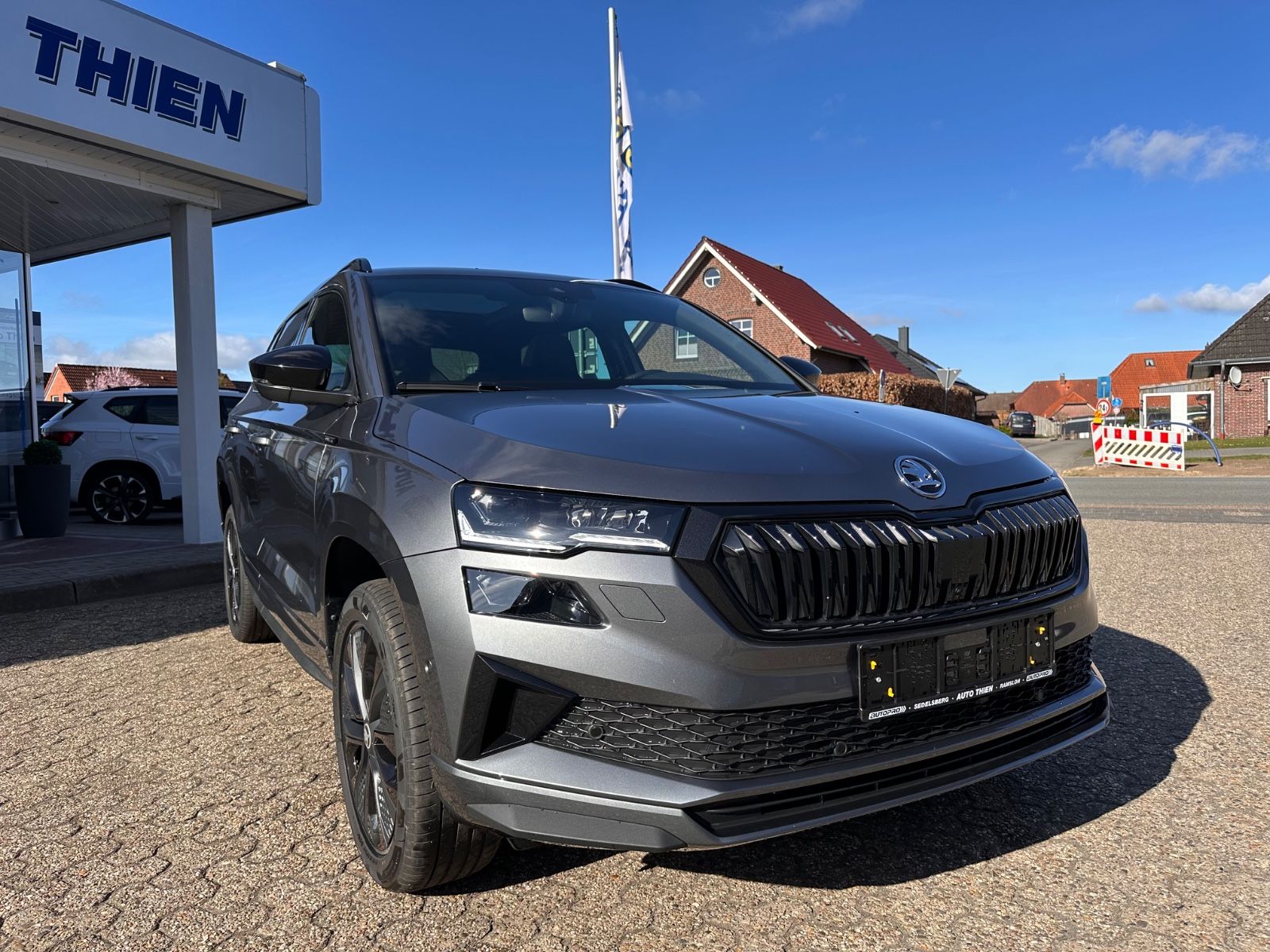 Fahrzeugabbildung SKODA Karoq Sportline 1.5 TSI DSG MATRIX/AHK/ACC/Navi