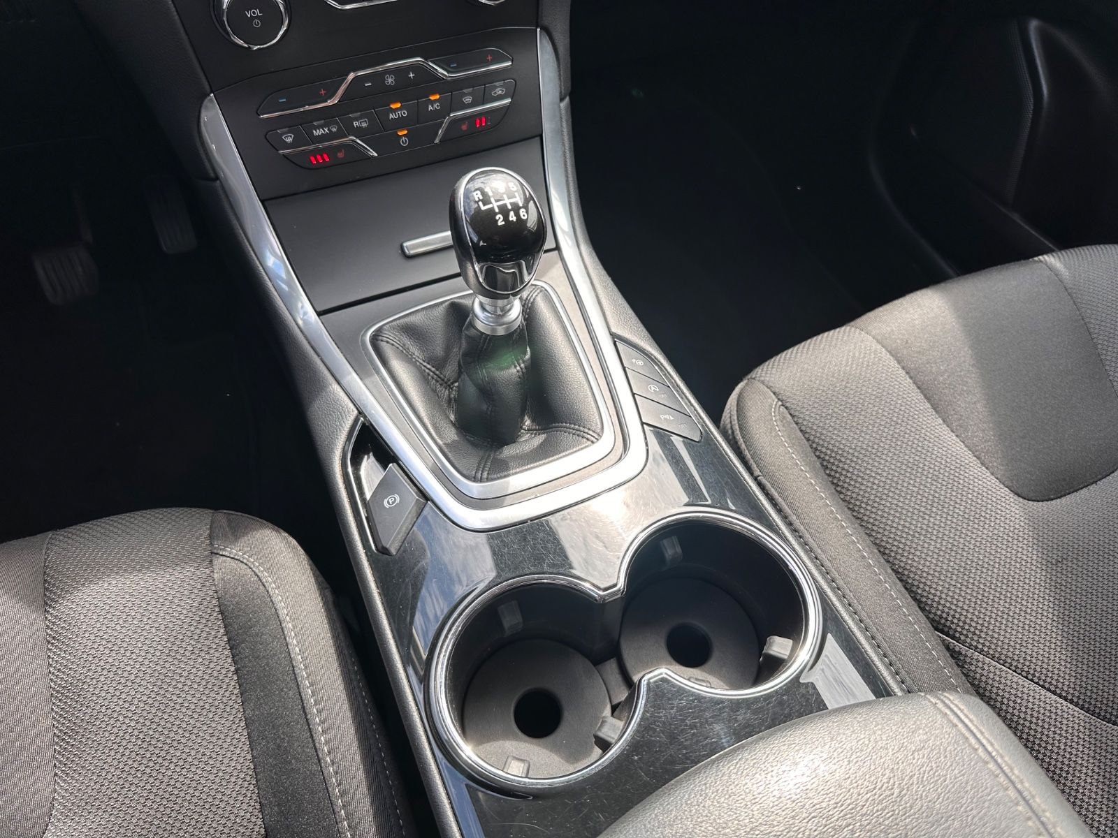 Fahrzeugabbildung Ford S-Max 1.5 EB Titanium 7-Sitz/LED/KeyFree/RFK/PDC