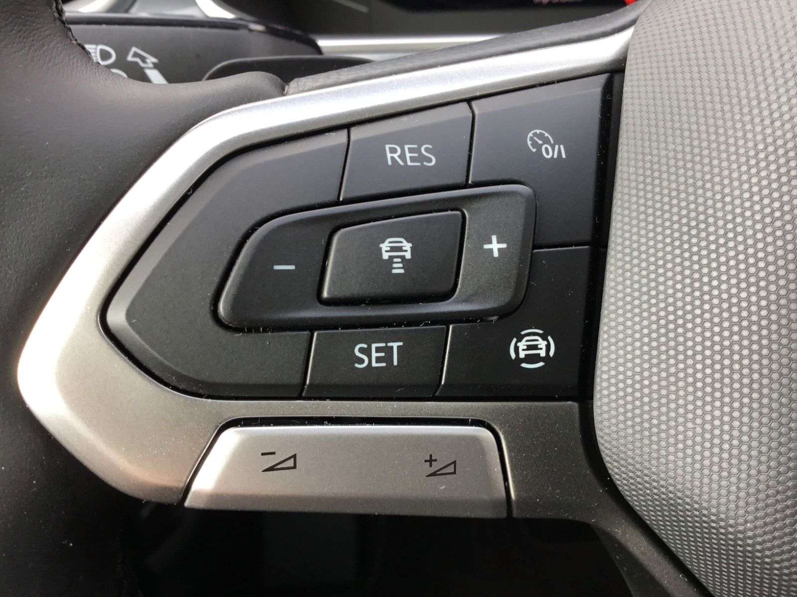 Fahrzeugabbildung Volkswagen T-Roc 1.5 TSI DSG Style+AHK+MatrixLED+ACC+Pano