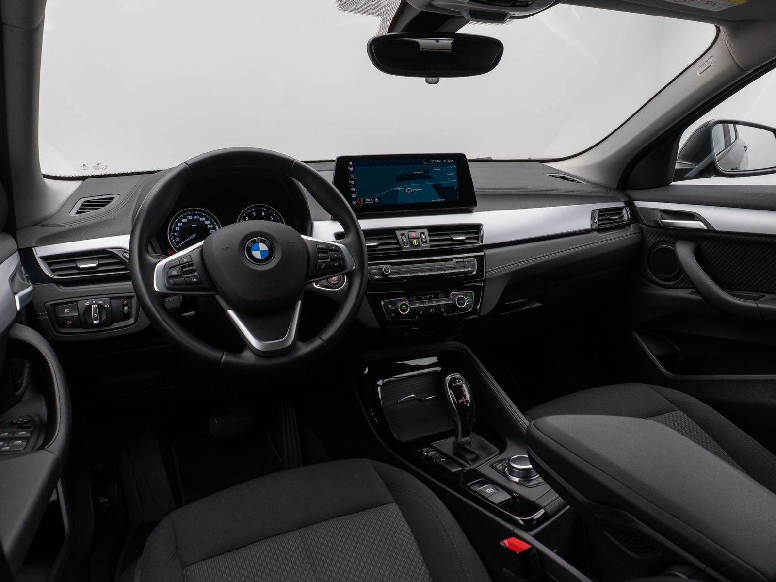 Fahrzeugabbildung BMW X2 sD20i HUD DAB Navi+Parkassist DrivAssis Alarm