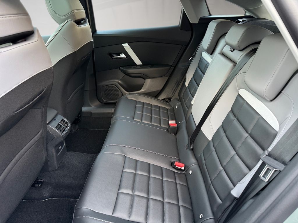 Fahrzeugabbildung Citroën C4 Hybrid 145 MAX - Schiebedach*Winter Paket