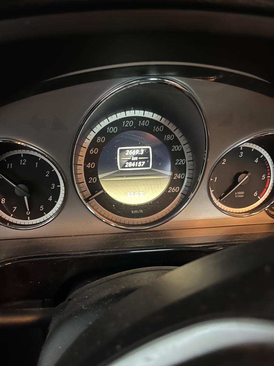 Mercedes-Benz E220 2012 — interior