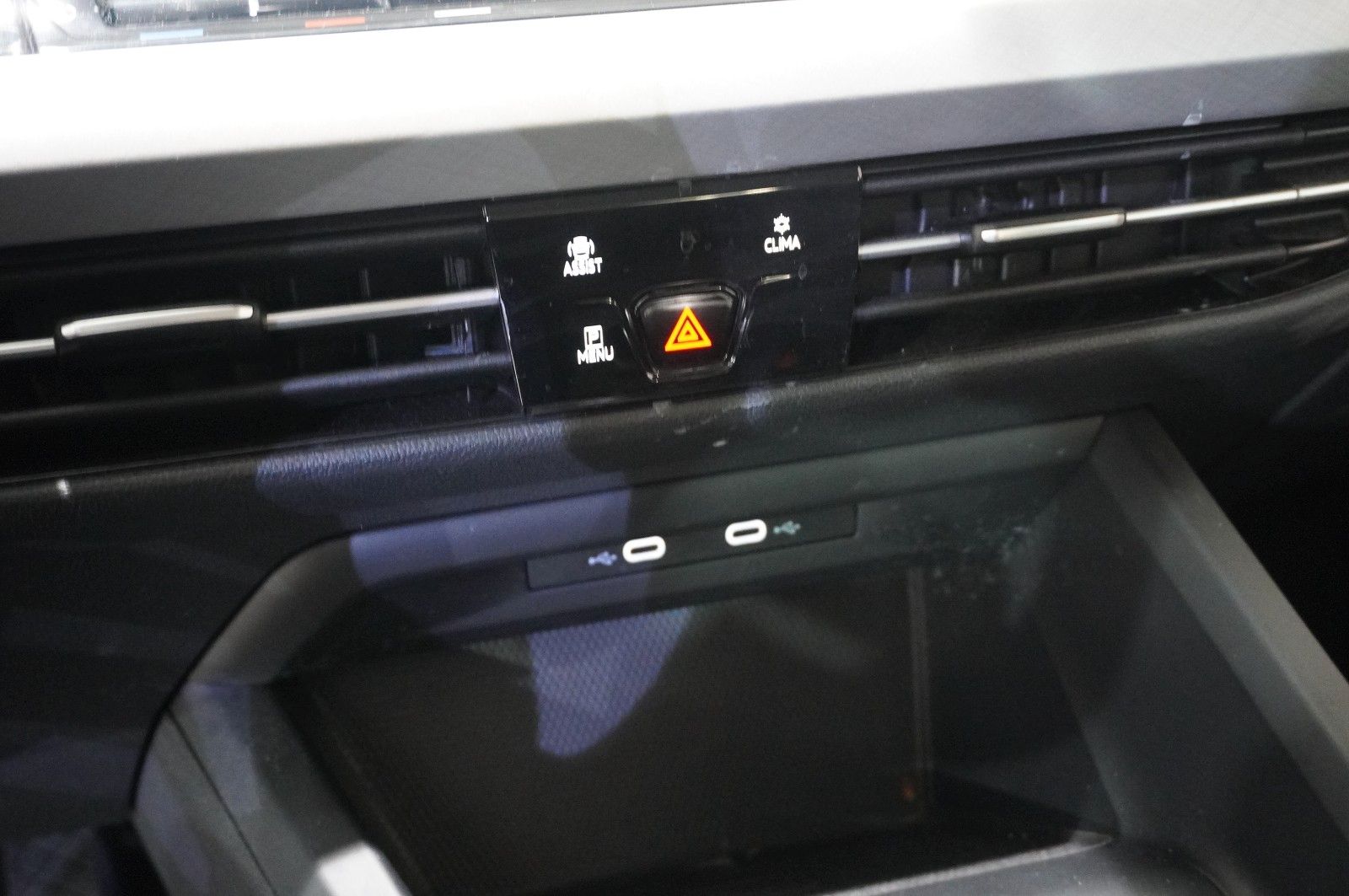 Fahrzeugabbildung Volkswagen Golf VIII Lim. 2.0 TDI LIFE NAVI/LED/VIRT./DAB+