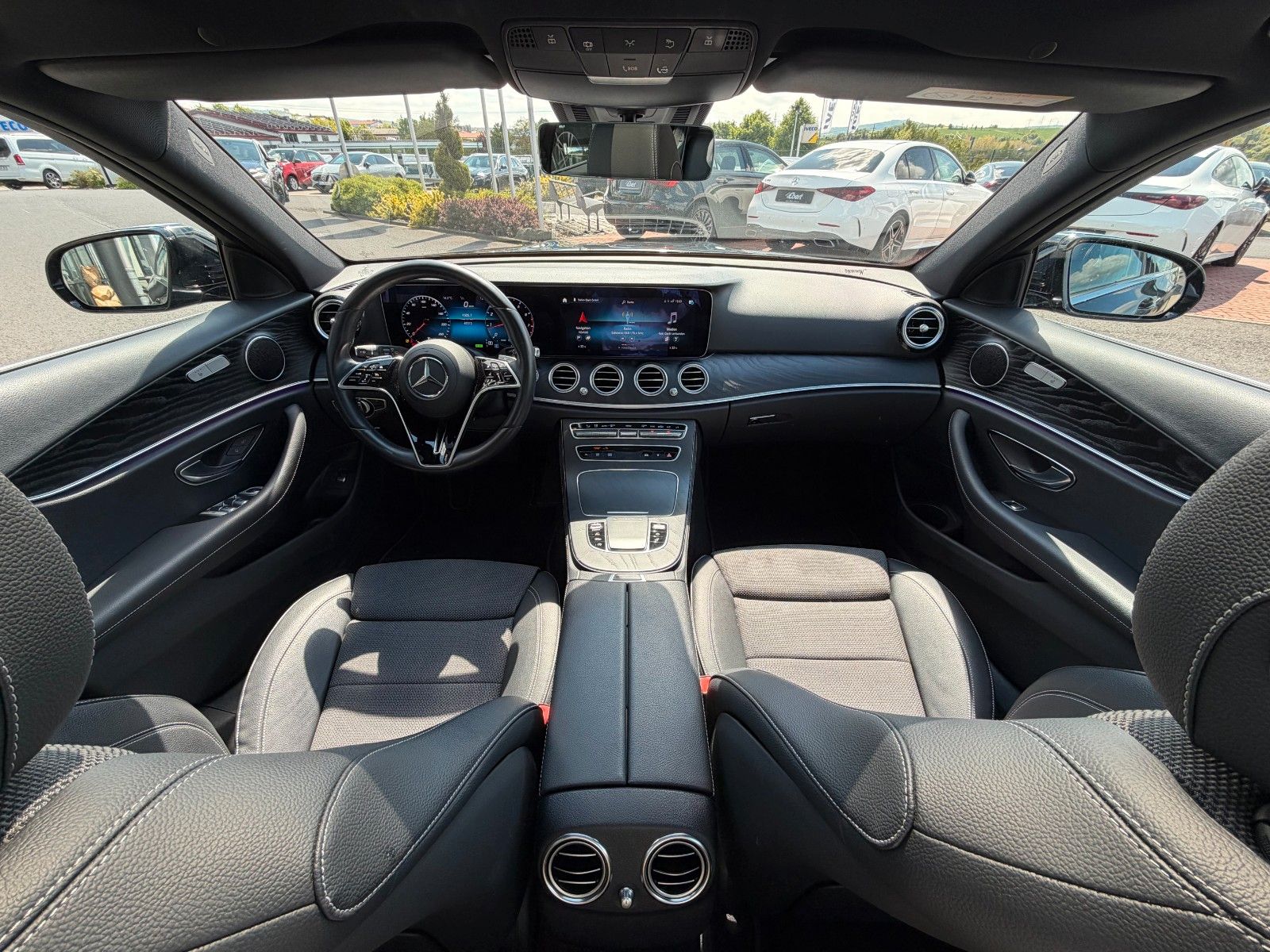 Fahrzeugabbildung Mercedes-Benz E 200 T Avantgarde+Pano+RKamera+Ambiente+TotW