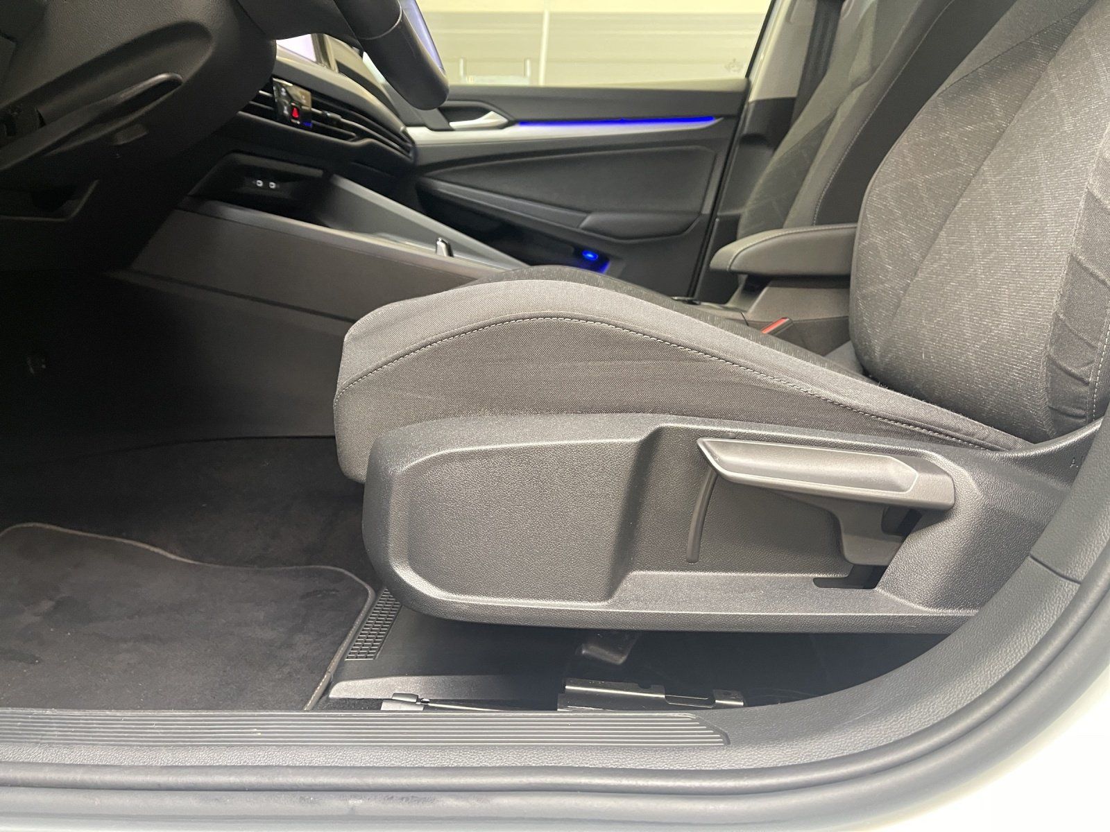 Volkswagen Golf VIII 1.0 eTSI Life ACC AUT Kam. Navi LED LM foto 10