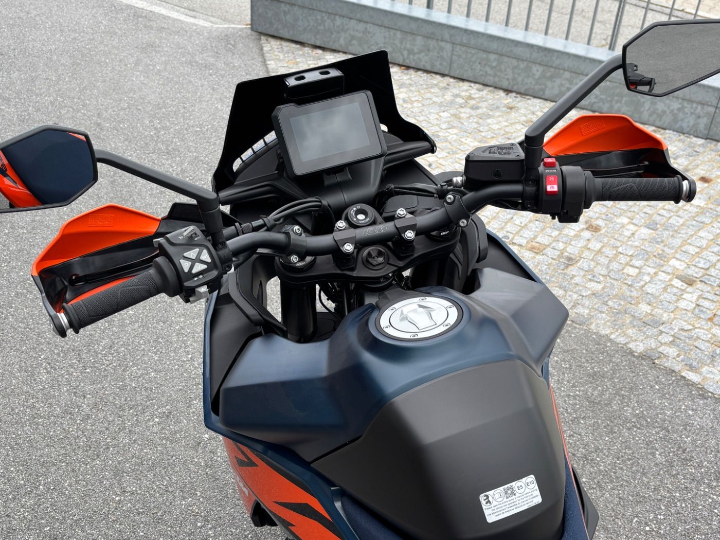 Fahrzeugabbildung KTM 890 SMT Modell 2026 4 Jahre Garantie