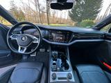 Volkswagen Touareg 3.0 V6 TDI 210kW R-Line, IQ Light, Pano - VW Touareg Gebrauchtwagen in Frankfurt