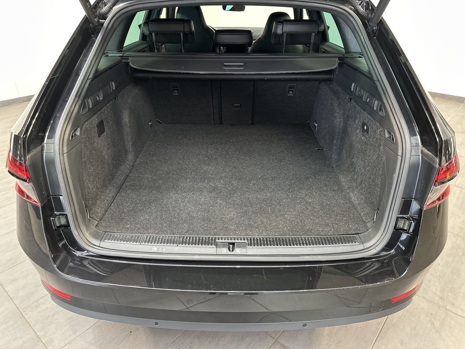 Fahrzeugabbildung SKODA Superb Combi 1.4 TSI iV DSG Sport NAV+LED+AHK+SH