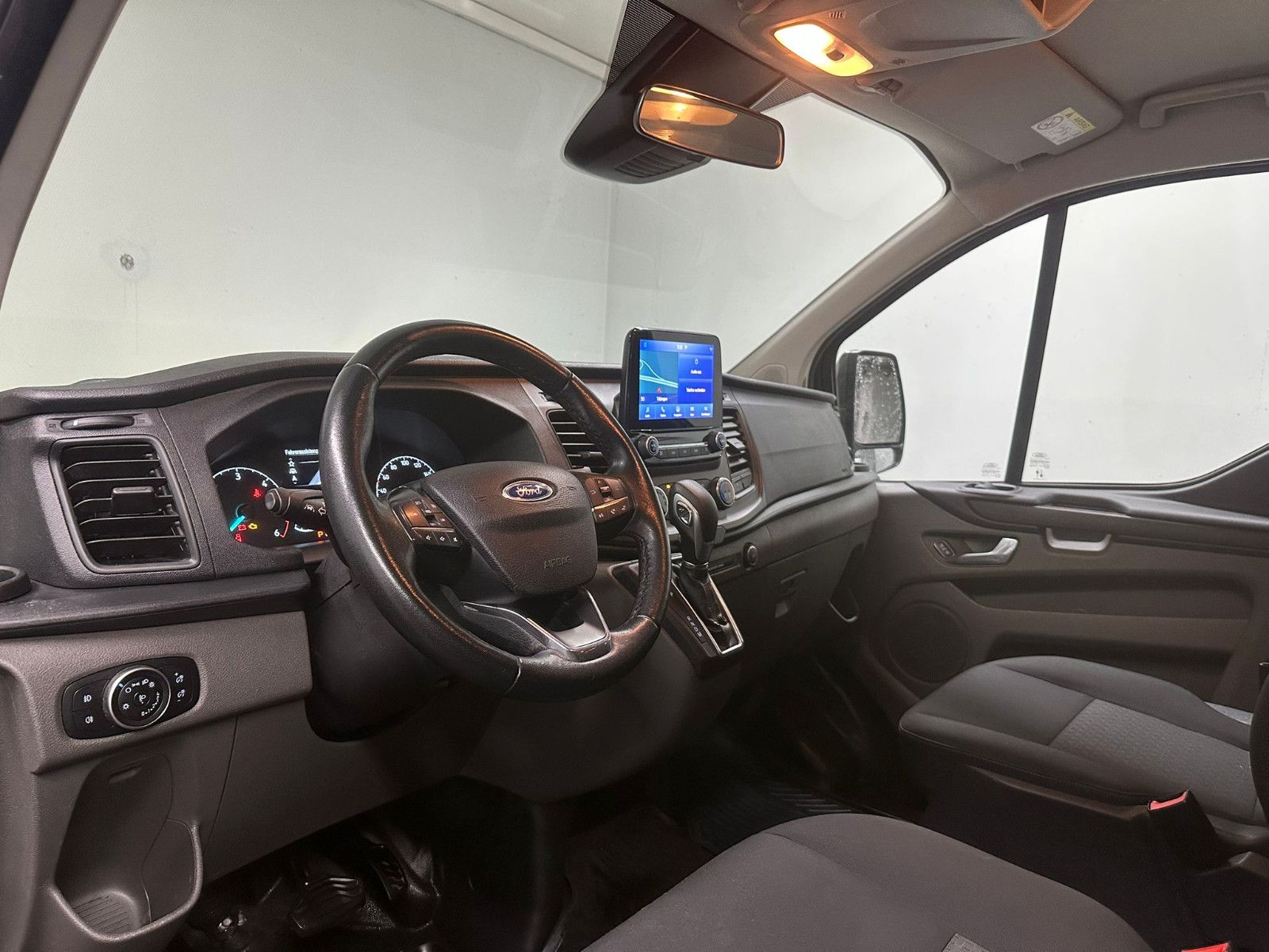 Fahrzeugabbildung Ford Transit Custom 320 L1H1*TREND*8-SITZE*NAVI*SPURH