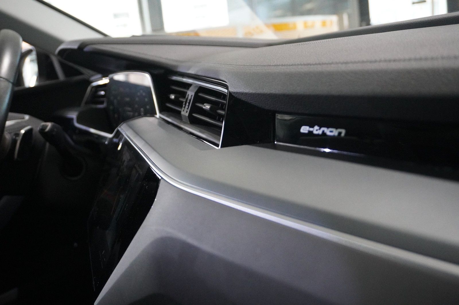 Fahrzeugabbildung Audi e-tron 50 quattro ADVANCED NAVI/LED/SPORT/SH/DAB