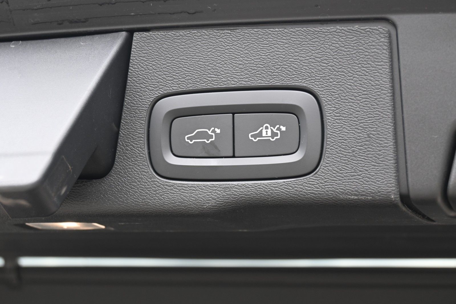 Fahrzeugabbildung Volvo XC60 B4D Plus Dark*LED*PANO*STHZ*360*H&K*BLIS