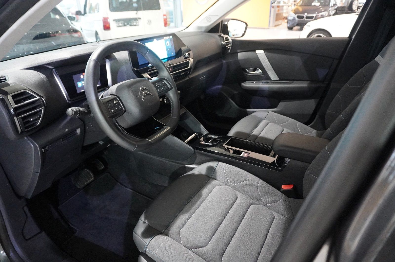 Fahrzeugabbildung Citroën C4 Lim. 1.2T PLUS NAVI/LED/KAMERA/SPORT /VIR/DAB