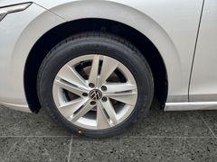Fahrzeugabbildung Volkswagen Golf VIII Lim. Life Navi Massage Sitzh ACC Lane