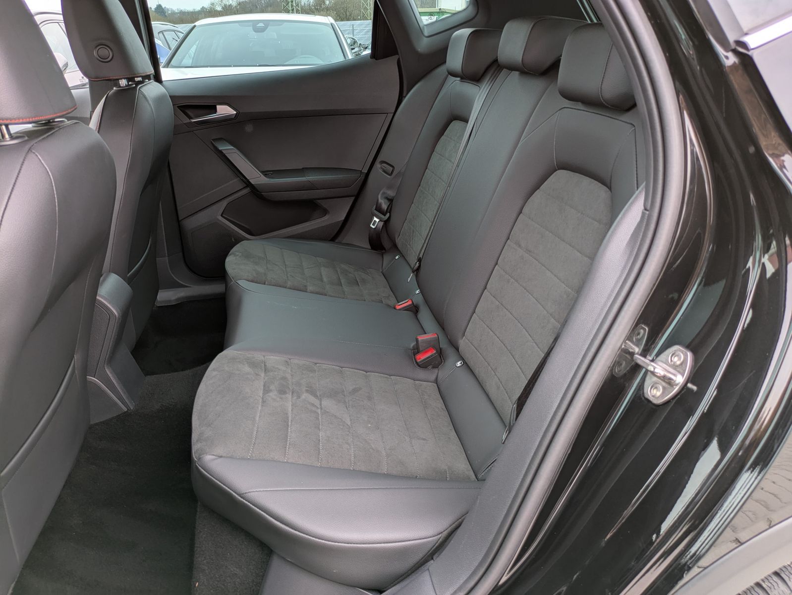 Fahrzeugabbildung SEAT Arona 1.5 TSI FR DSG AHK*ACC*LED*APP*DAB*KAMERA