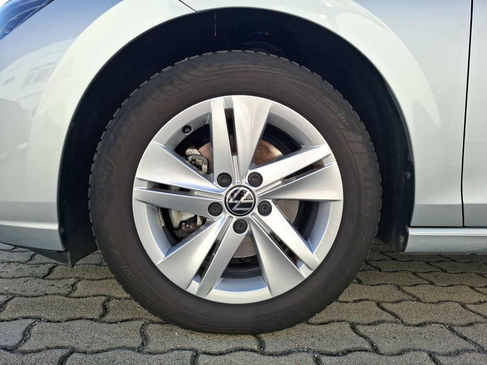 Fahrzeugabbildung Volkswagen Golf VIII TSI Kamera ACC Navi LED