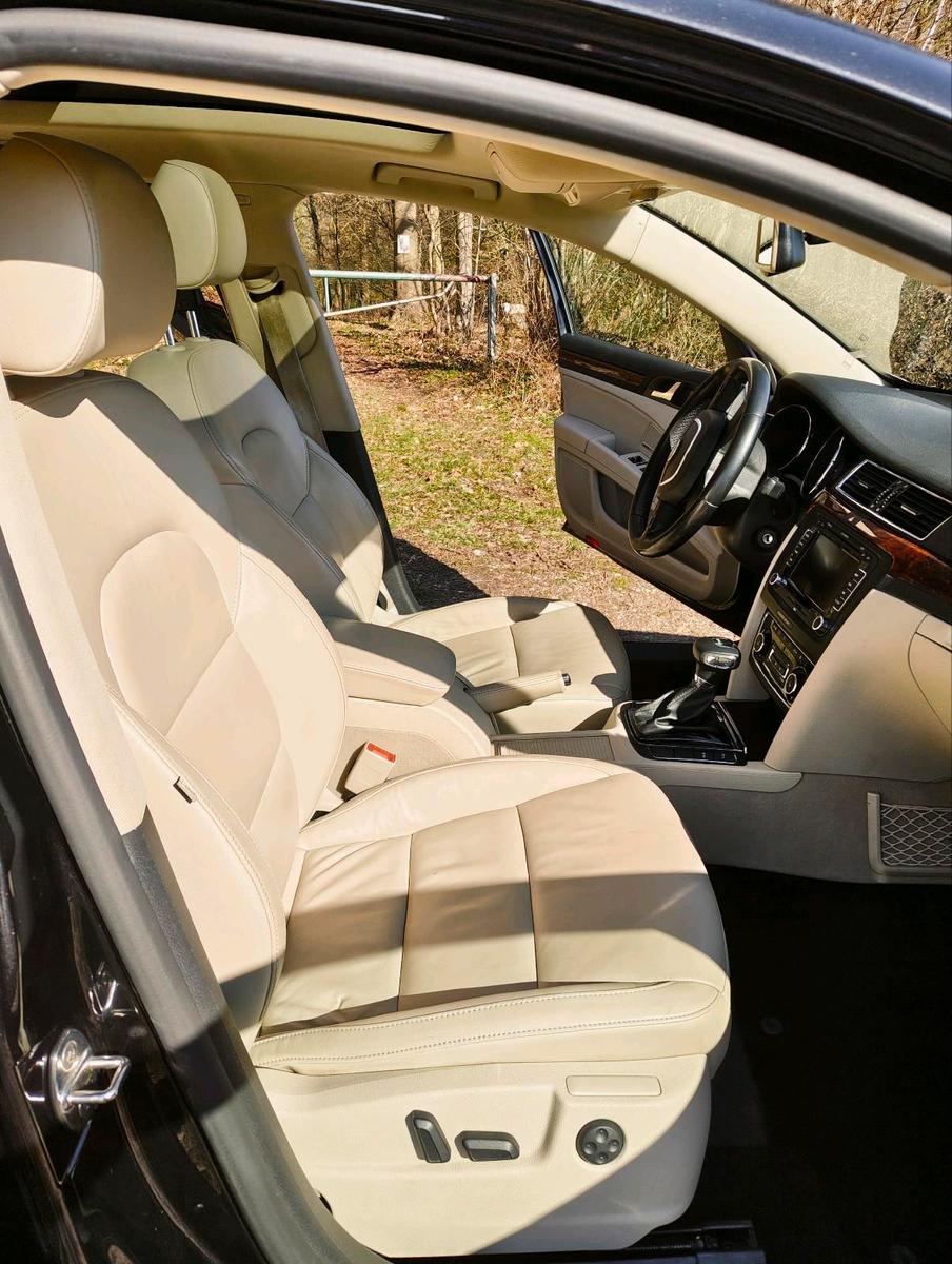 Skoda Superb 2011 — rear view