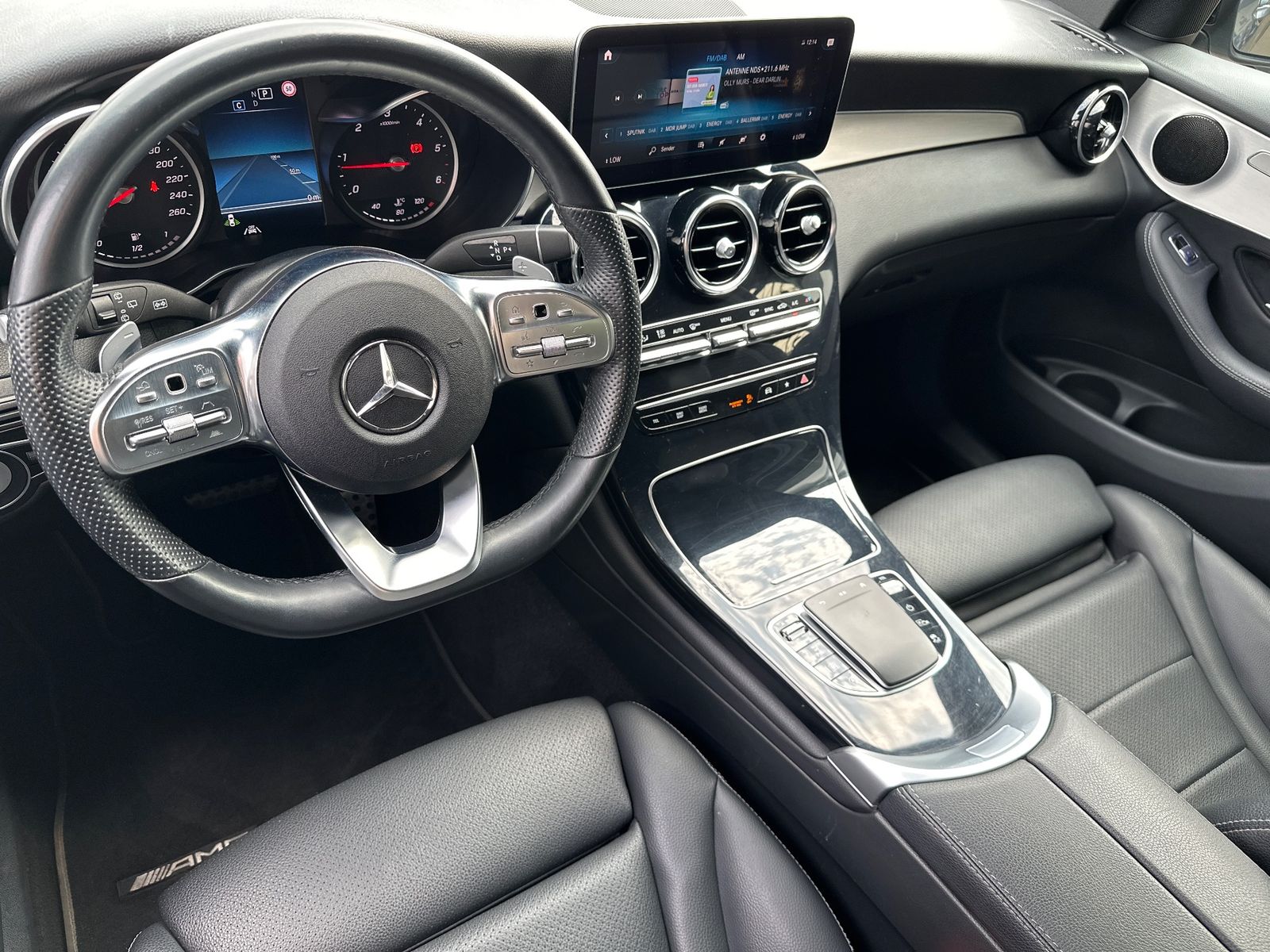 Fahrzeugabbildung Mercedes-Benz GLC 220d 4MATIC AMG Line NAV+LED+ACC+KAMERA+PANO