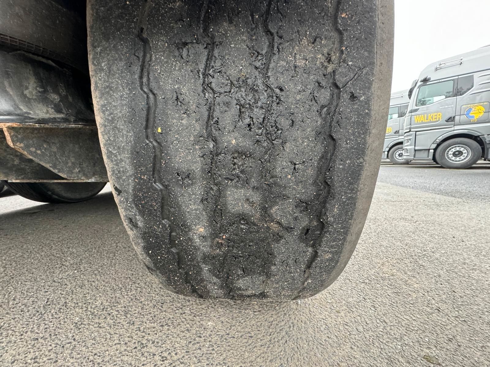 Fahrzeugabbildung Carnehl Kippmulde mit Liftachse Alumulde