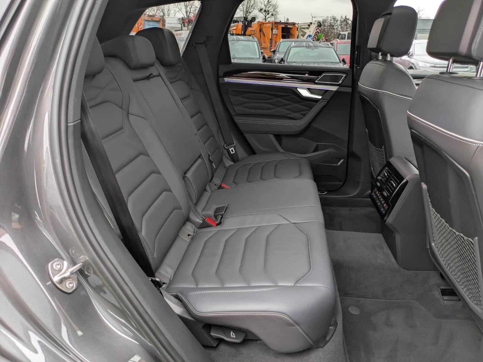Fahrzeugabbildung Volkswagen Touareg 3.0TDI 4M R-Line VOLL Black 22" UPE 114T