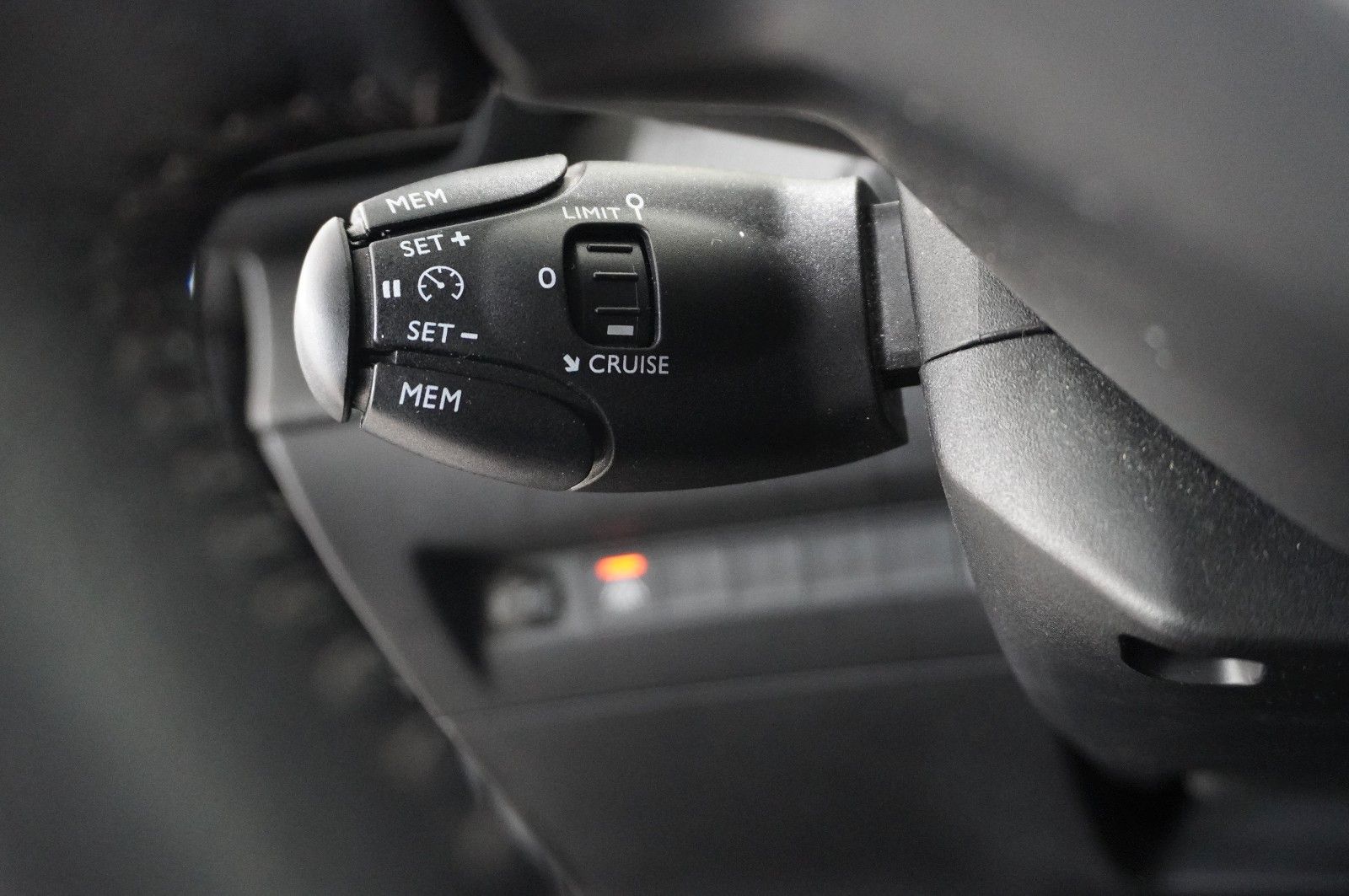 Fahrzeugabbildung Peugeot 208 1.2 ACTIVE PACK NAVI/LED/SPORT/PDC/TEMP./ASS