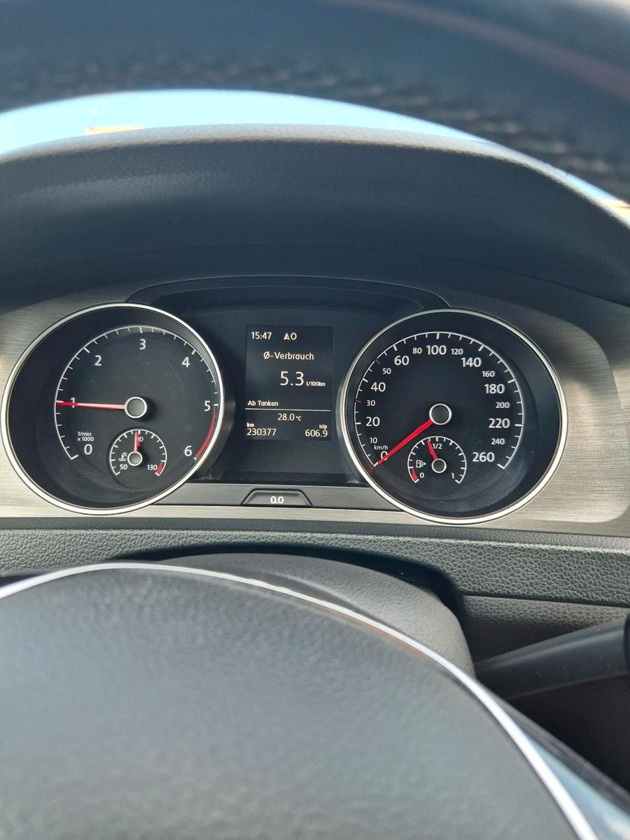 Volkswagen Golf 2013 — interior