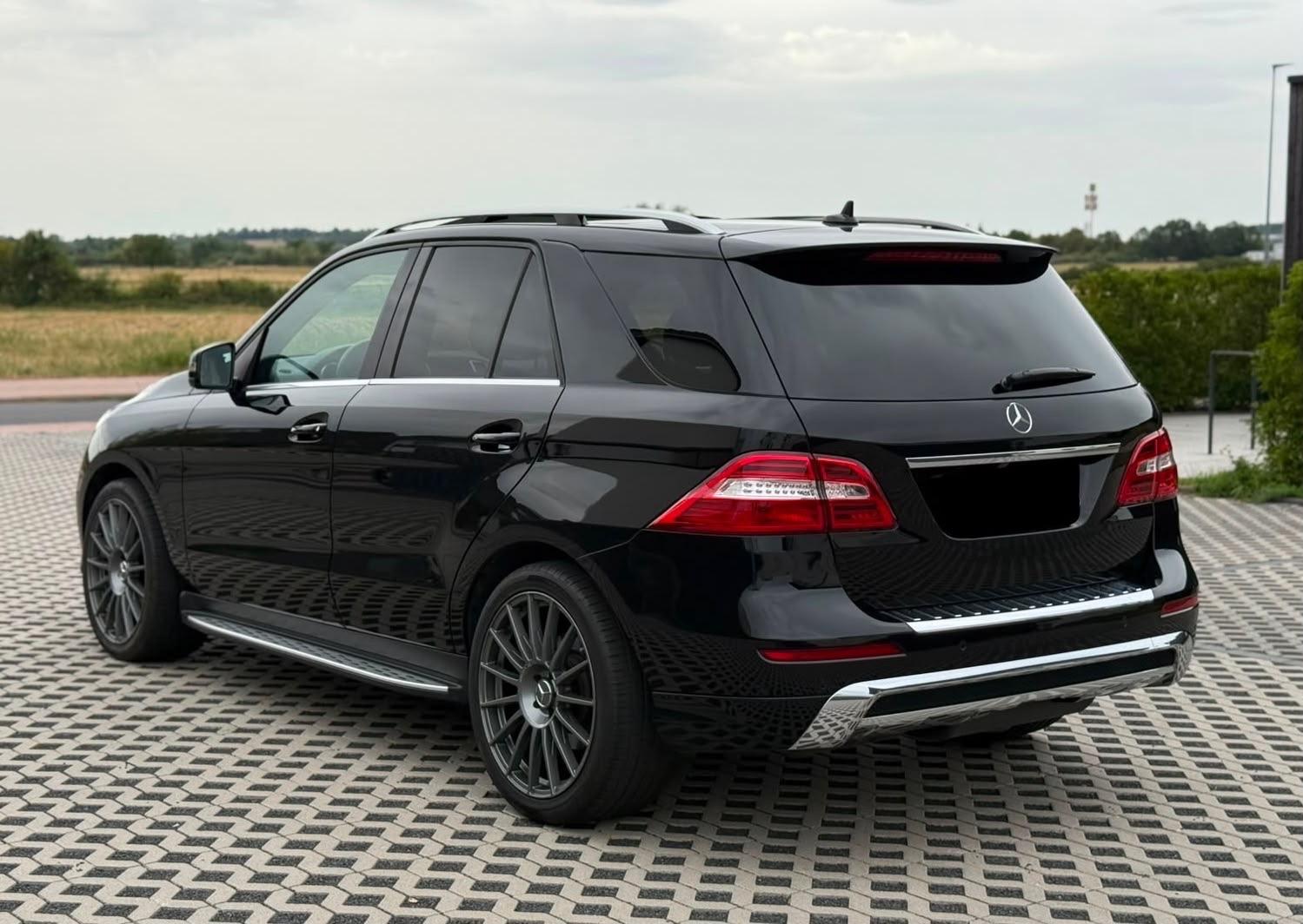 Mercedes-Benz ML 350 BlueTEC 4MATIC AMG-Sportpaket-Pano-AHK