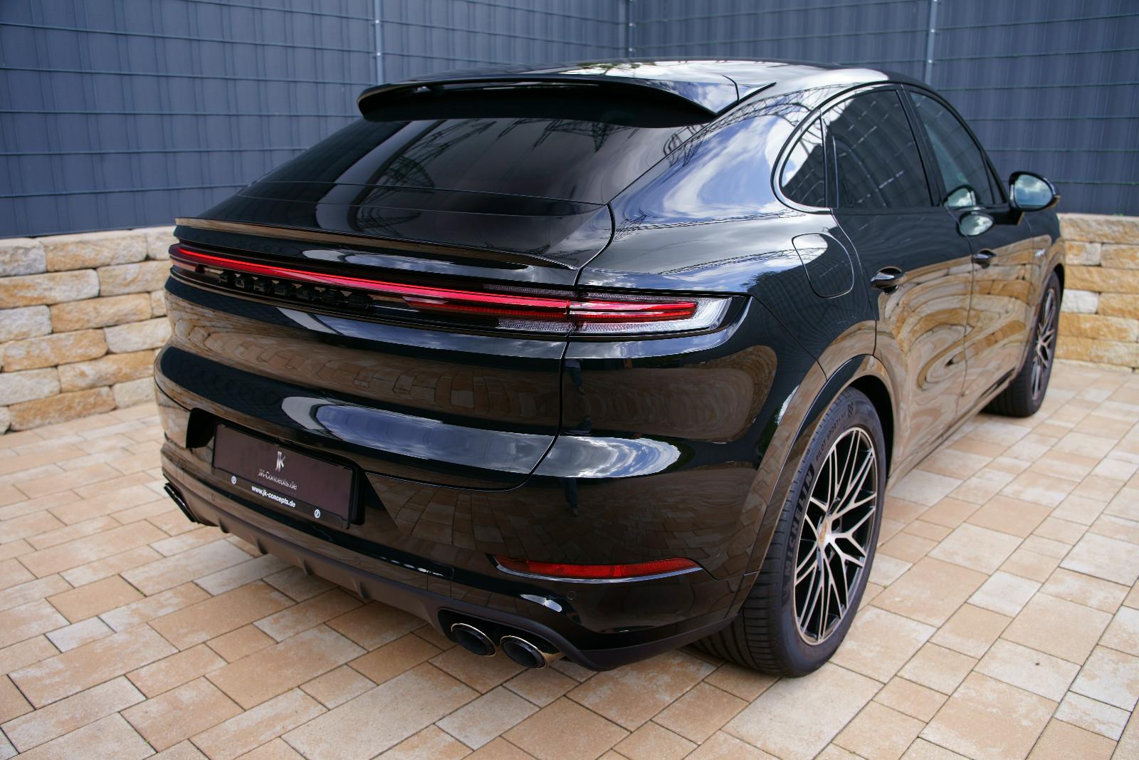 Porsche Cayenne Coupe E-Hybrid Black Edition RED/BLACK