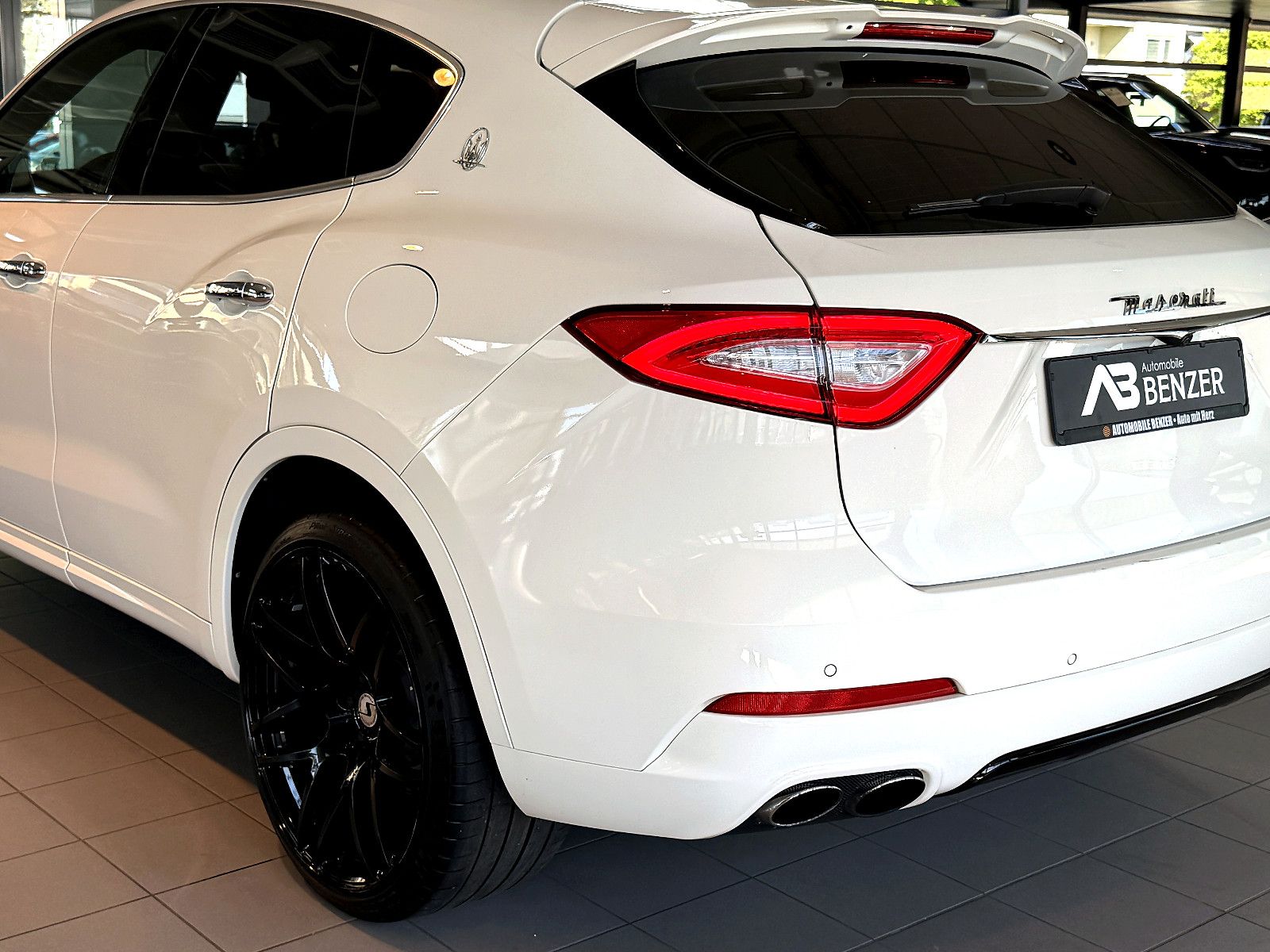 Fahrzeugabbildung Maserati Levante S/CARBON/HARMAN-KARDON/KAMERA/BRD