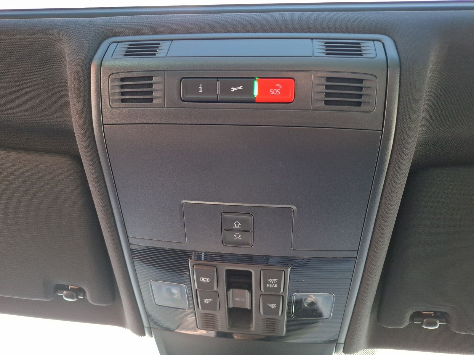 Fahrzeugabbildung Volkswagen Tiguan TSI R-Line DSG 4M STH Matrix AHK Navi Pan