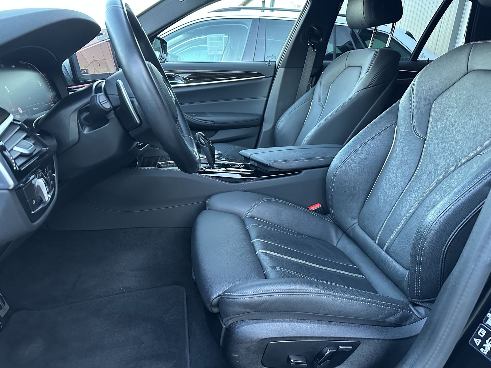 Fahrzeugabbildung BMW 530i Touring xDrive M-Sport NAV+LED+AHK+HUD+H&K