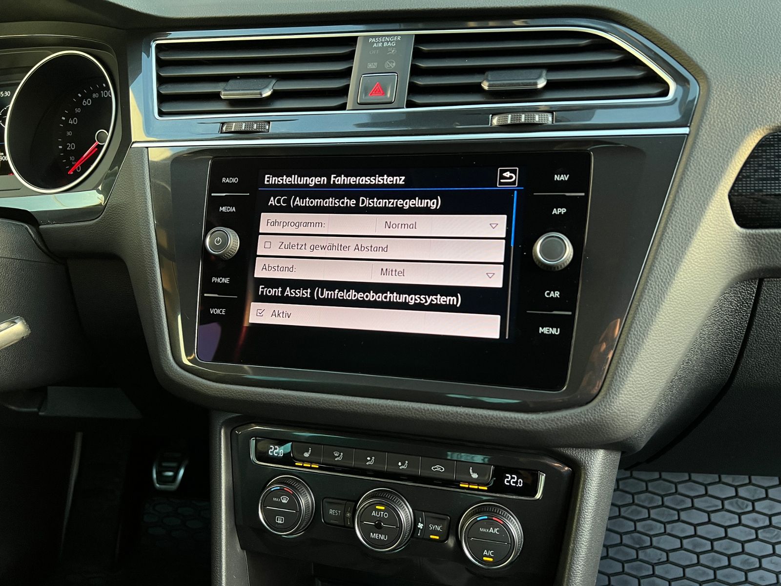 Fahrzeugabbildung Volkswagen Tiguan SOUND 1.4 TSI ACT BMT *AHK, Navi, Kamera*