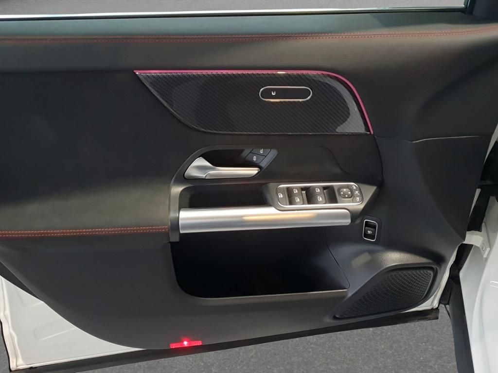Fahrzeugabbildung Mercedes-Benz GLA 200 AMG*KeyLess*MULTIBEAM*SpurH*PDC*RFK*AHK