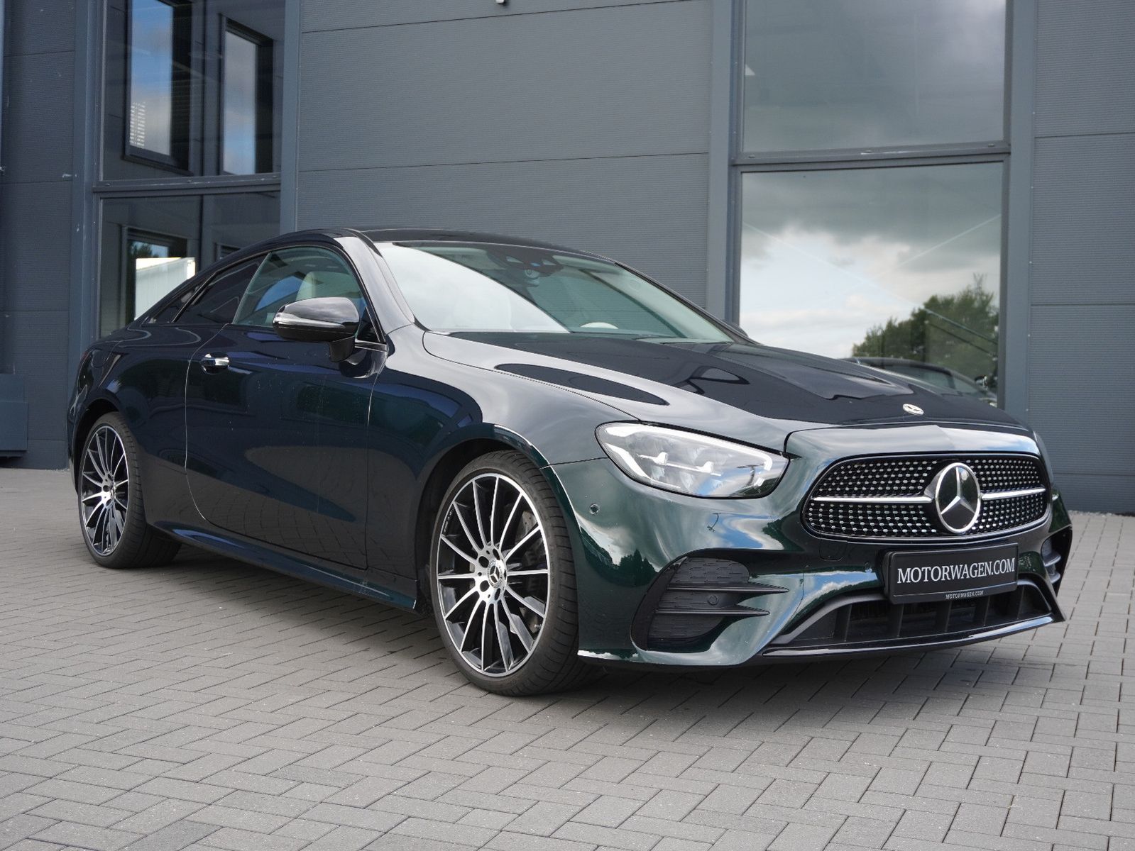 Mercedes-Benz E 220 d Coupe AMG foto 2