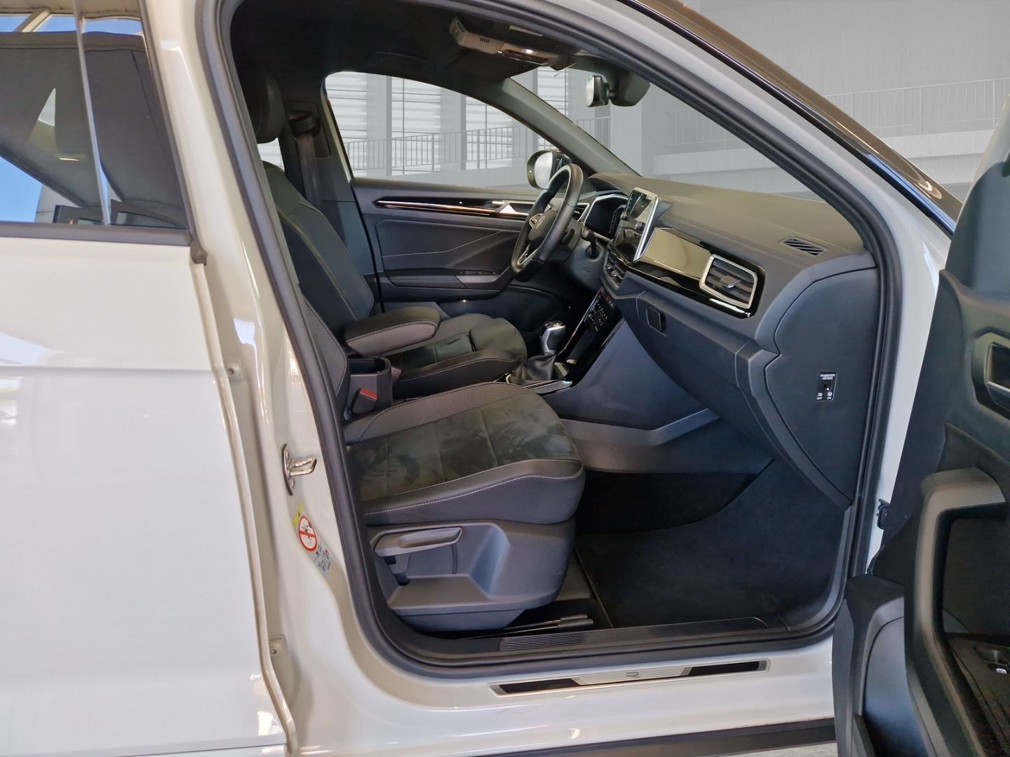 Volkswagen T-Roc R-Line 1.5 TSI DSG Sportpaket AD Navi Digi foto 5