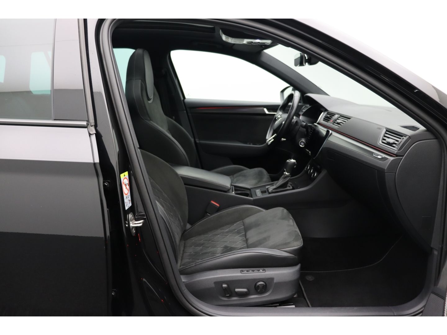 Fahrzeugabbildung SKODA Superb Combi SportLine 4x4 Digi Cockpit 360 Kame