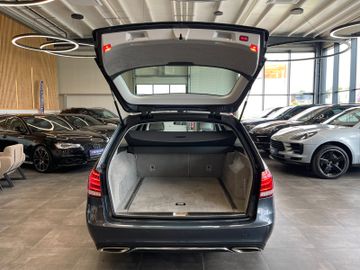 Mercedes-Benz E 350 BlueTec 4Matic Aut*ACC*AHK*NAVI*LEDER*PANO
