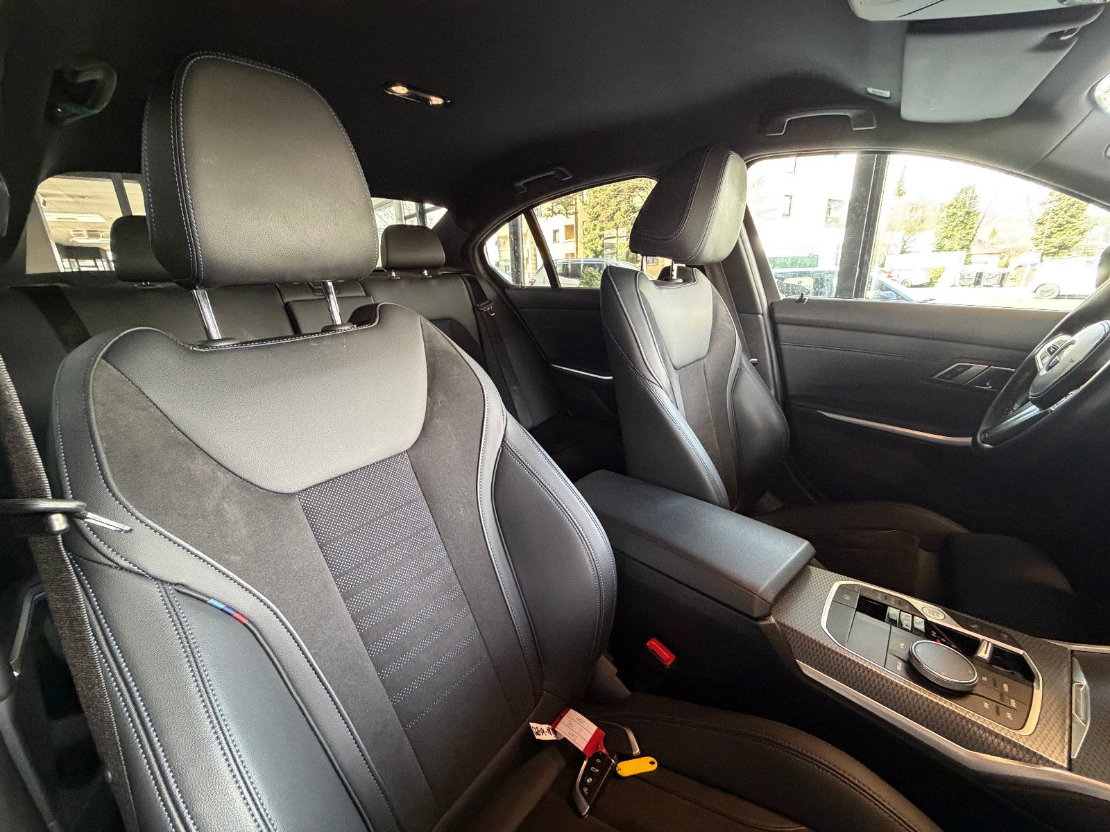 Fahrzeugabbildung BMW 320 d M Sport/M-PAKET/LED/SHADOW-LINE/AMBIENTE