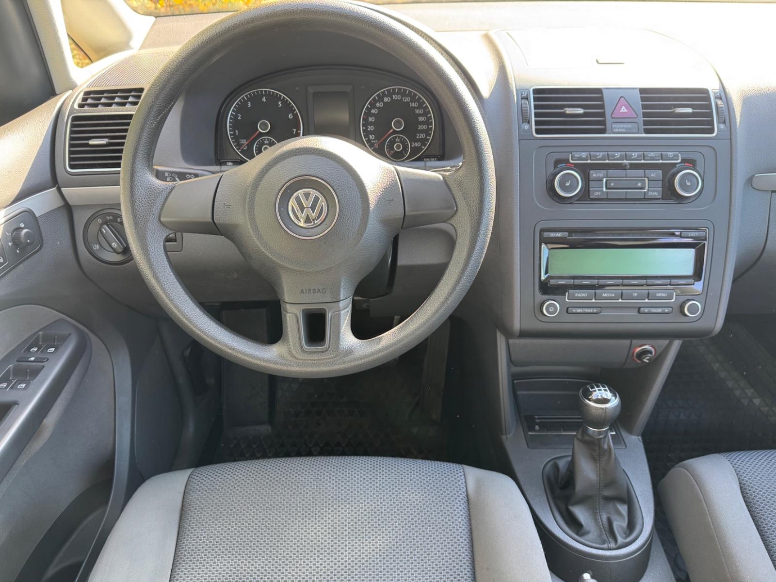Volkswagen Touran 2011 — photo 8
