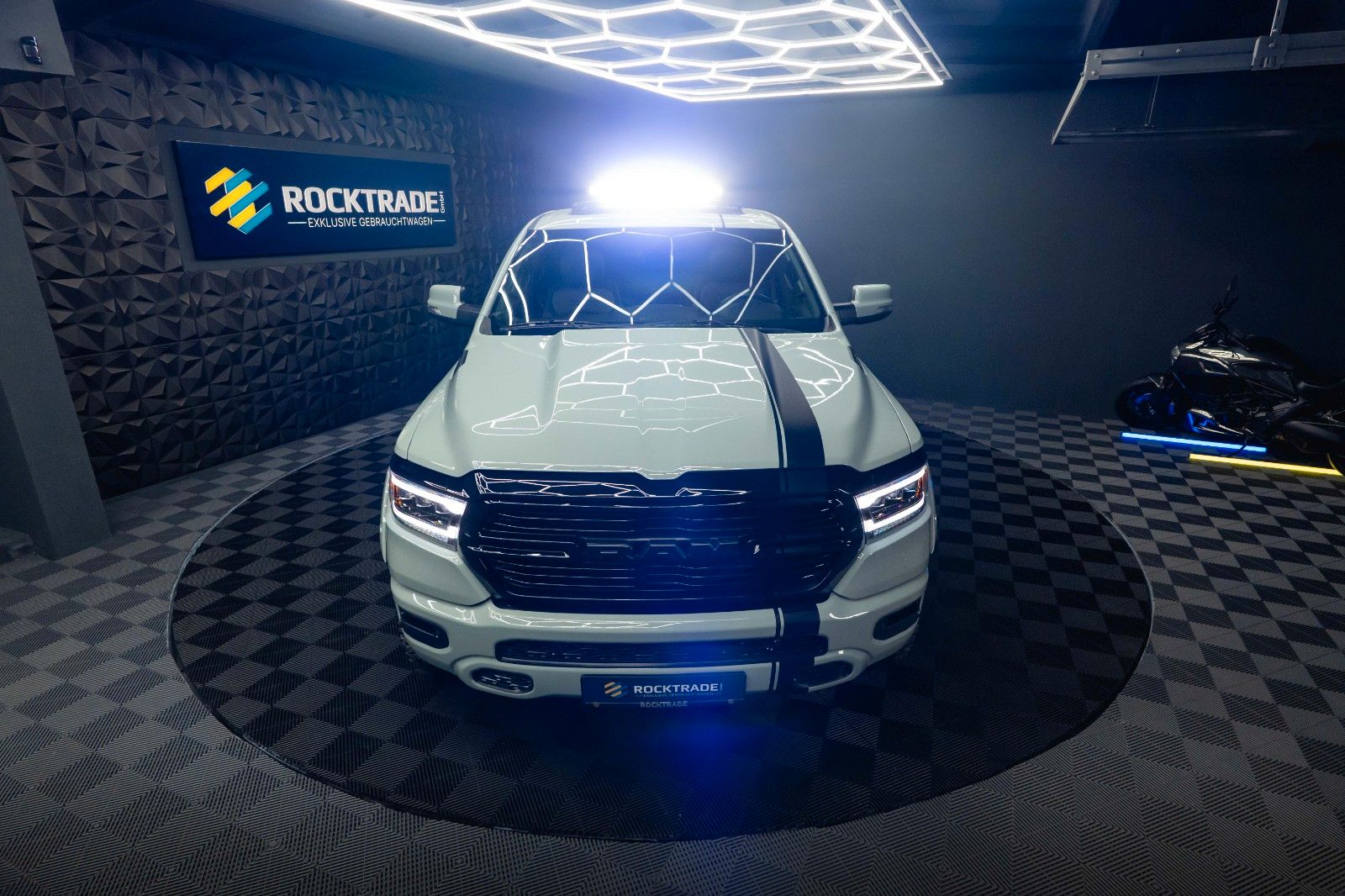 Fahrzeugabbildung Dodge RAM 5.7 V8 HEMI 4x4 OFFROAD Night-Edition *Pano*