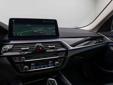 Fahrzeugabbildung BMW 530d LuxuryLine Pano Kamera Laser HUD DAB HiFi